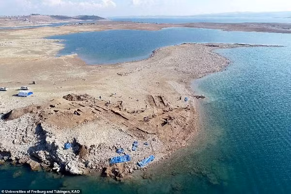 Theo các nhà khảo cổ học người Đức, đây có ther là thành phố Zakhiku - trung tâm của Đế chế Mittani cai trị phần lớn miền bắc Lưỡng Hà và Syria.