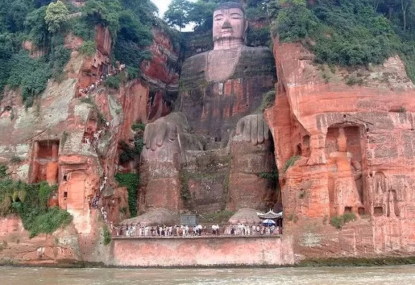 Lạc Sơn Đại Phật còn có tên gọi là Lăng Văn Đại Phật hay Gia Định Đại Phật, được xây dựng từ đời Đường. Do ảnh hưởng của nắng nóng kéo dài kèm theo lượng mưa thấp đã khiến toàn bộ phần chân của tượng phật vốn bị chìm trong nước sông đã bất ngờ lộ diện hoàn toàn.