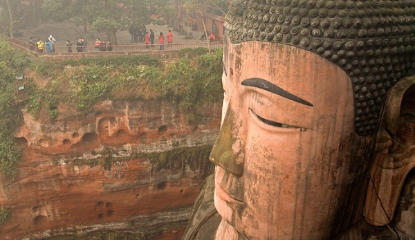Công trình Lạc Sơn Đại Phật có chiều cao 71 mét, mô tả Phật Di Lặc đang ngồi với hai tay đặt lên đầu gối. Đến nay đã trải qua gần 1.000 năm lịch sử, tượng đá vẫn giữ nguyên vẻ tinh xảo.