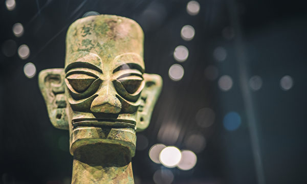 Mặt nạ đồng là một trong những cổ vật quý hiếm và kỳ lạ nhất trong bộ sưu tập hơn 1000 cổ vật Tam Tinh Đôi. Những chiếc mặt nạ trông rất khác với con người, có khuôn mặt khổng lồ, mắt lồi ra phía trước, và đôi tai khuếch đại. Nhiều người đã suy đoán nền văn minh Tam Tinh Đôi là một “kiệt tác và di tích của người ngoài hành tinh”.