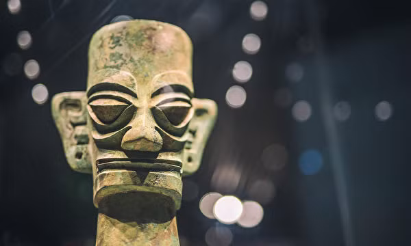 Mặt nạ đồng là một trong những cổ vật quý hiếm và kỳ lạ nhất trong bộ sưu tập hơn 1000 cổ vật Tam Tinh Đôi. Những chiếc mặt nạ trông rất khác với con người, có khuôn mặt khổng lồ, mắt lồi ra phía trước, và đôi tai khuếch đại. Nhiều người đã suy đoán nền văn minh Tam Tinh Đôi là một “kiệt tác và di tích của người ngoài hành tinh”.