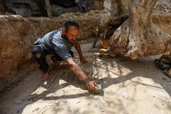 Đặc biệt, bức tranh khảm được ghép từ vô số mảnh đá được chế tác cẩn thận, mô tả các loài động vật như chim, thỏ, chó, dê...