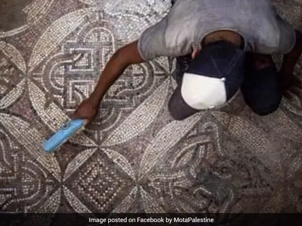 Bức tranh khảm này được xác định từ thời Byzantine, nó được các nhà khảo cổ đánh giá là "đẹp nhất dải Gaza".