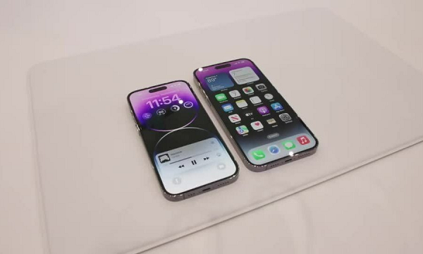 Tuy nhiên năm nay "Nhà Táo khuyết đã khai tử phiên bản mini và thay thế bằng model Plus với màn hình OLED 6,7 inch. Với bản LL/A (Hoa Kỳ), iPhone 14 chỉ hỗ trợ eSIM và loại bỏ khe SIM vật lý.