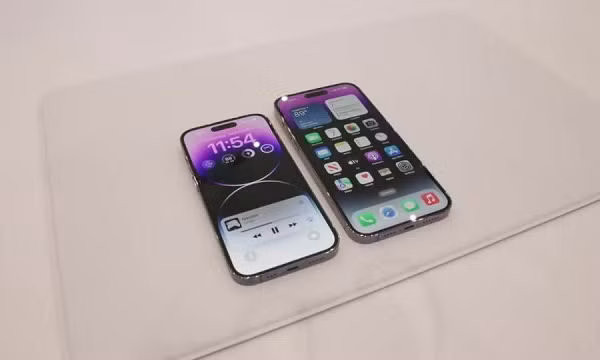 Tuy nhiên năm nay "Nhà Táo khuyết đã khai tử phiên bản mini và thay thế bằng model Plus với màn hình OLED 6,7 inch. Với bản LL/A (Hoa Kỳ), iPhone 14 chỉ hỗ trợ eSIM và loại bỏ khe SIM vật lý.