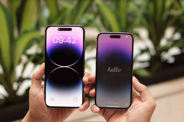 Tuy nhiên, nếu so sánh về tốc độ sạc, dù có thỏi pin nhỏ, nhưng vì công suất sạc thấp, iPhone 14 Pro Max là thiết bị có tốc độ sạc pin lâu nhất, mất 1 giờ 51 phút mới có thể sạc đầy. Galaxy S22 Ultra xếp ở vị trí tiếp theo khi cần 1 giờ 17 phút để sạc đầy thỏi pin 5.000mAh của mình.