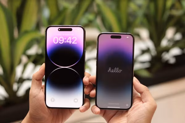 Tuy nhiên, nếu so sánh về tốc độ sạc, dù có thỏi pin nhỏ, nhưng vì công suất sạc thấp, iPhone 14 Pro Max là thiết bị có tốc độ sạc pin lâu nhất, mất 1 giờ 51 phút mới có thể sạc đầy. Galaxy S22 Ultra xếp ở vị trí tiếp theo khi cần 1 giờ 17 phút để sạc đầy thỏi pin 5.000mAh của mình.