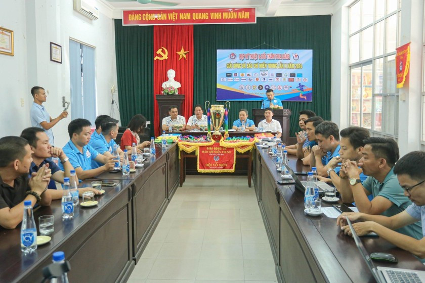 Boc tham chia bang giai bong da bao chi mien Trung lan thu 10