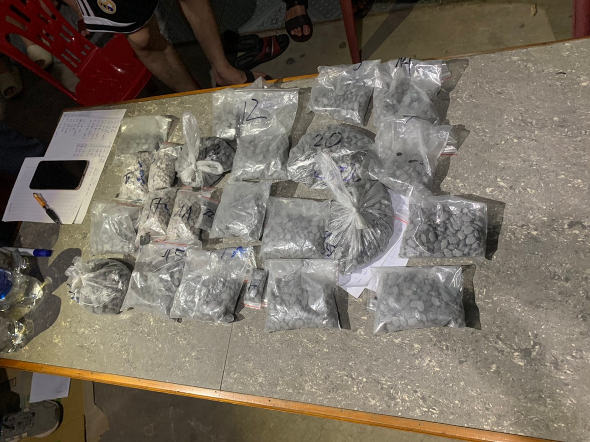 Bat 3 doi tuong tang tru hon 6.000 vien ma tuy tong hop-Hinh-2