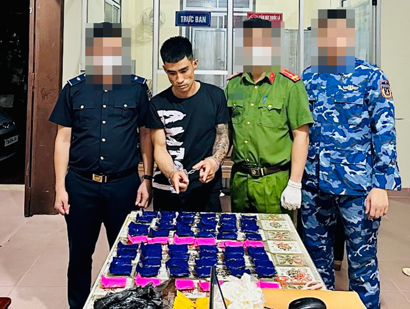 Bắt giữ đối tượng vận chuyển gần 12.000 viên ma túy tổng hợp Bat giu doi tuong van chuyen gan 12.000 vien ma tuy tong hop