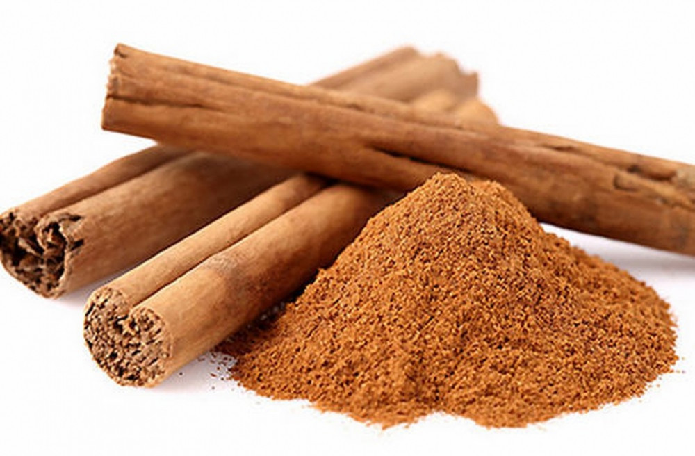 Quế: Một loại thực phẩm khác có thể làm giảm mùi hôi miệng là quế. Thực phẩm này giúp phá vỡ các hợp chất sunfuric dễ bay hơi trong miệng, qua đó mang lại mùi dễ chịu trong miệng của bạn. (Ảnh: Khỏe Plus 24h)
