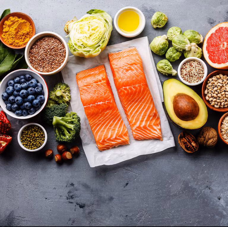 Ăn thực phẩm tốt cho tim mạch: Ăn những thực phẩm có thành phần kháng viêm như rau xanh, ngũ cốc nguyên hạt, các loại quả mọng, cá hồi,... có thể giúp hạ huyết áp một cách đáng kể. Bạn cũng nên giảm ăn các thực phẩm giàu cholesterol, vì chúng có thể gây tụ máu dẫn đến đột quỵ.