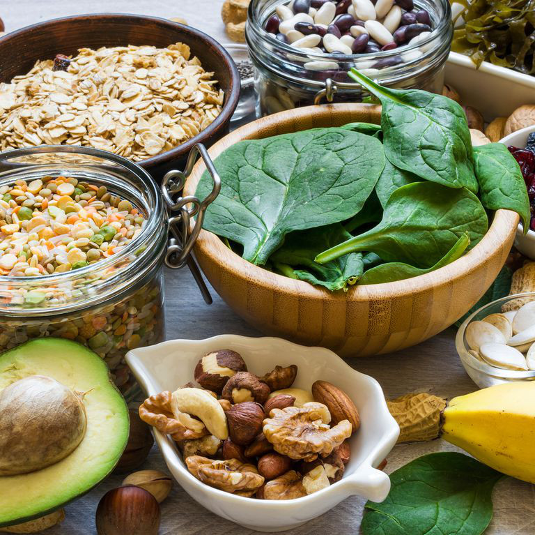 Ăn thực phẩm giàu kali: Khi cơ thể tích quá nhiều nước, huyết áp sẽ giảm. Kali là chìa khóa giúp cân bằng lượng muối trong cơ thể vì nó giúp điều hòa chất lỏng. Ăn các thực phẩm giàu kali như đậu, bơ và khoai lang sẽ giúp bổ sung chất điện giải thiết yếu này.