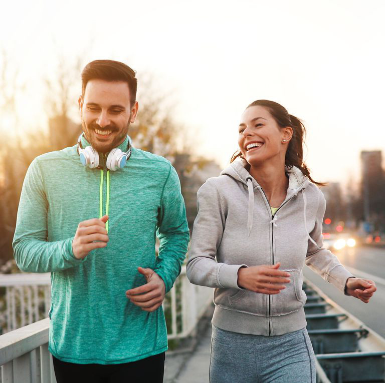 Vận động: Vận động chỉ 30 phút mỗi ngày sẽ tăng cường thể lực cho bạn. Lười vận động làm tăng nguy cơ đột quỵ, tăng huyết áp, béo phì và bệnh tim mạch. Không chỉ tốt cho tim mạch, vận động còn giúp duy trì cân nặng khỏe mạnh nhờ hình thành các cơ.