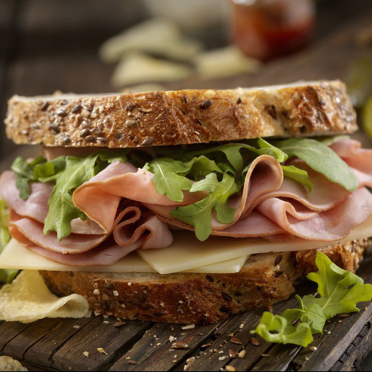 Hạn chế thực phẩm nhiều muối: Thực phẩm giàu muối natri như thịt nguội, đồ hộp, sinh tố rau, bánh mì, các loại thực phẩm chế biến sẵn đều có liên quan đến chứng cao huyết áp. Cách tốt nhất là tự nấu ăn tại nhà, sử dụng những nguyên liệu tươi, sạch.