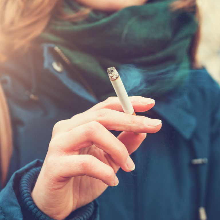 Bỏ thuốc lá: Xơ vữa động mạch là hiện tượng tụ mảng trong động mạch, gây ra bởi các chất hóa học có trong thuốc lá. Mảng bám này sẽ làm hẹp động mạch, giảm dòng lưu thông máu đến các phần của cơ thể, trong đó có tim.