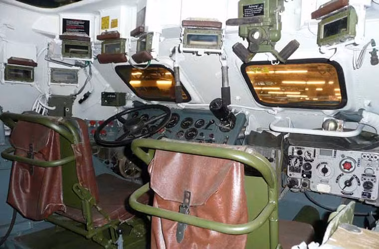 Cận cảnh cabin lái BTR-60PB với hai kính chắn gió và một số lỗ châu mai (quan sát khi cần hạ lớp thép chống đạn cho kính chắn gió), vô lăng điều khiển như xe ô tô thông thường.