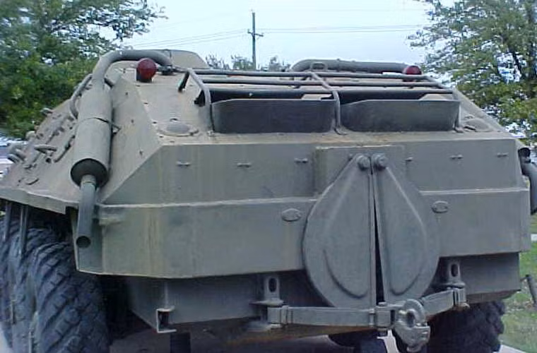 Khoang động cơ nằm ở đuôi với hai động cơ xăng GAZ-49B công suất 90 mã lực cho tốc độ tối đa 80km/h. Ngoài ra, ở đuôi còn bố trí chân vịt cho phép xe lội nước tốt.