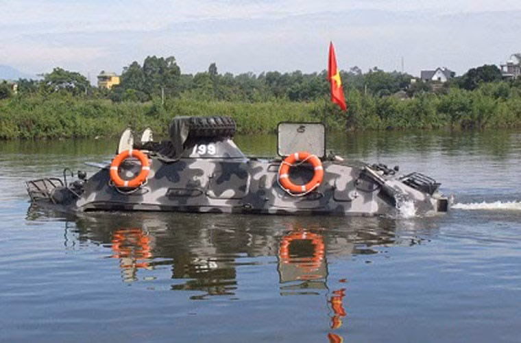 Xe thiết giáp BTR-60PB của Việt Nam có khả năng bơi với tốc độ 10km/h.