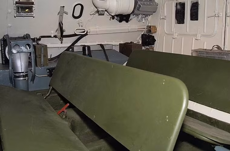 Bên trong xe thiết giáp BTR-60PB với các hàng ghế để binh sĩ ngồi, hai bên thành xe có các lỗ châu mai để họ quan sát toàn cảnh và ngắm bắn từ bên trong khi cần.