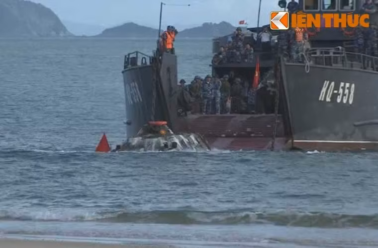 Chính vì khả năng bơi lội tuyệt vời, ngoài trang bị cho bộ đội Lục quân, BTR-60PB còn xuất hiện trong thành phần cơ giới Hải quân Đánh bộ Việt Nam. Ảnh: BTR-60PB xuất phát từ tàu đổ bộ “nhảy ùm” xuống biển trong cuộc diễn tập bắn đạn thật của Lữ đoàn Hải quân Đánh bộ 147.