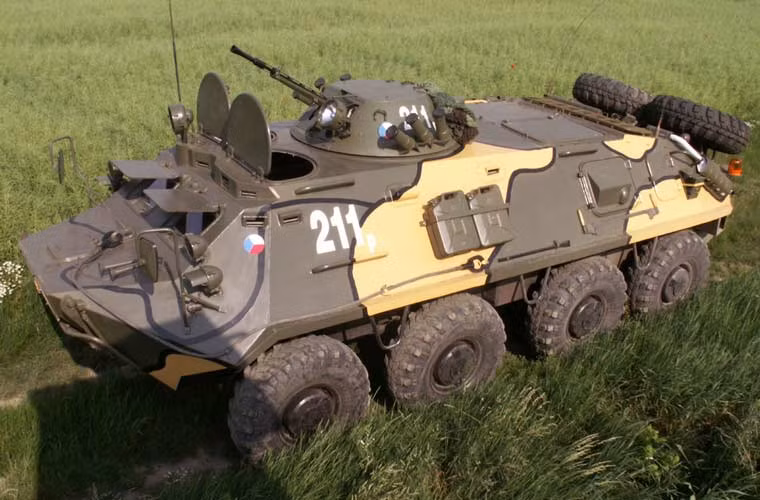 Trên nóc xe ngay vị trí cabin lái có hai cửa, đằng sau tháp pháo có 2 cửa khác để binh lính trong xe nhảy ra ngoài.