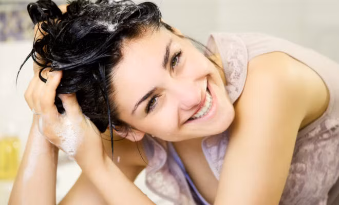 Lý do là vì việc gội đầu khi vừa thức dậy sẽ tác động mạnh vào da đầu và hệ thống thần kinh, ảnh hưởng nghiêm trọng đến sức khỏe. Ảnh metroeve.