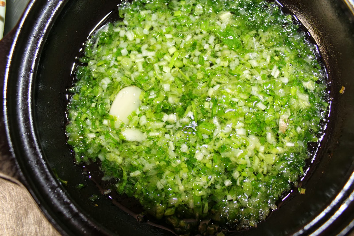  Vitamin K trong hành lá còn giúp tăng cường sức khỏe xương khớp. Ảnh bacsi24x7.