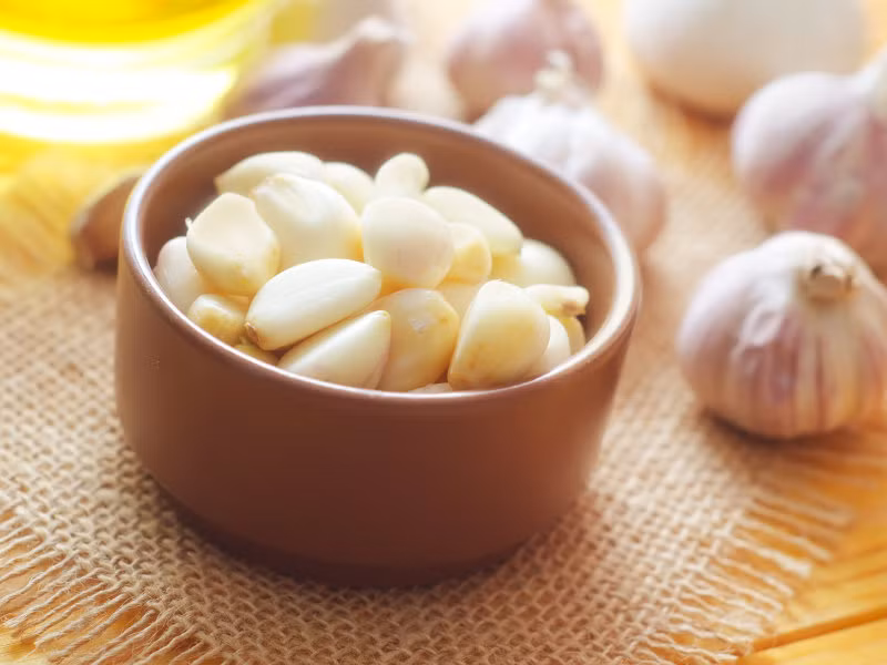 Bên cạnh đó, ăn nhiều tỏi còn có thể gay ra tình trạng hạ huyết áp, dẫn đến chóng mặt. Ảnh: Readandshare.