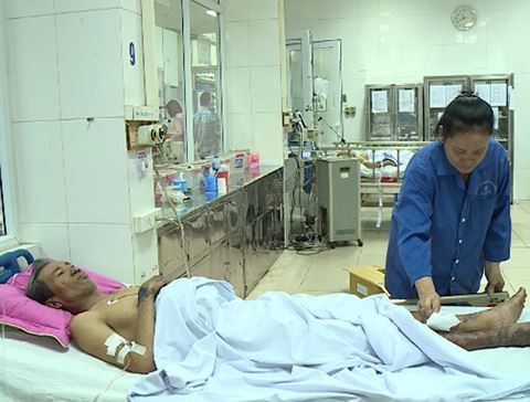 Bệnh nhân nhập viện trong tình trạng suy thận, sốt cao liên tục và xuất hiện các ban hoại tử trên da