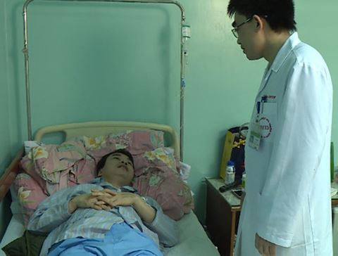 Bệnh nhân liên tục xuất hiện các biểu hiện như đau đầu dữ dội, sốt cao, hôn mê… Dù không nguy hiểm đến tính mạng nhưng sau 20 ngày điều trị, người bệnh vẫn còn xuất hiện triệu chứng đau đầu.