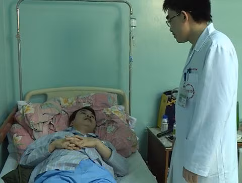 Bệnh nhân liên tục xuất hiện các biểu hiện như đau đầu dữ dội, sốt cao, hôn mê… Dù không nguy hiểm đến tính mạng nhưng sau 20 ngày điều trị, người bệnh vẫn còn xuất hiện triệu chứng đau đầu.