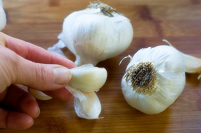 Với phụ nữ mang thai, ăn quá nhiều tỏi có thể làm tăng các phản ứng làm loãng máu, nguy hiểm đến tính mạng. Ảnh: Livestrong.