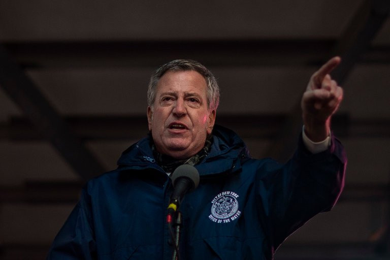 Thị trưởng TP New York Bill de Blasio chính thức công bố quyết định kiện các nhà sản xuất và phân phối thuốc giảm đau opioid.
