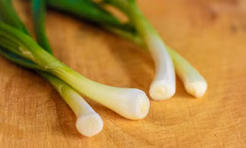 Cùng với vitamin A, hành lá còn chứa carotenoid rất tốt cho mắt, giữ cho mắt luôn khỏe mạnh. Ảnh doanhnghiepvn.