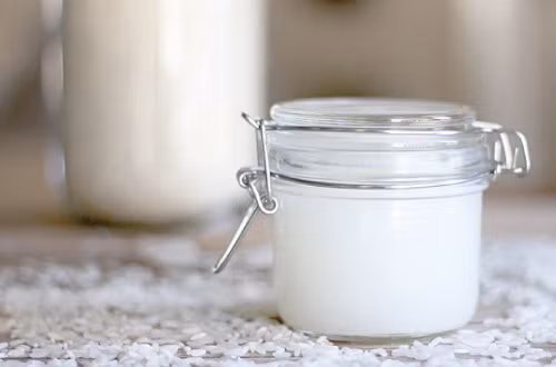 Vì vậy, bạn có thể rửa mặt bằng nước vo gạo kết hợp với massage nhẹ nhàng hai lần/ngày. Da mặt bạn sẽ sáng mịn lên trông thấy. Ảnh: Mekhonghoanhao.