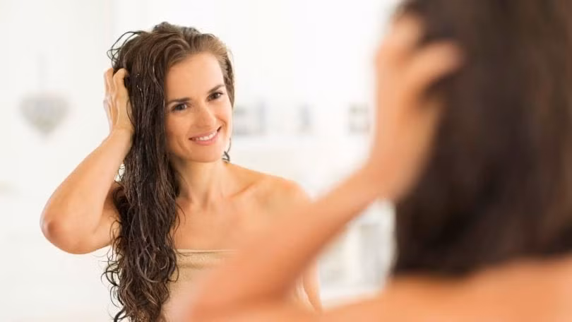 Nguy hiểm hơn, gội đầu ngay sau khi ăn quá no thậm chí có thể dẫn đến đột quỵ. Ảnh allthingshair.