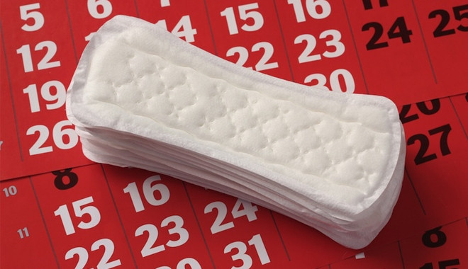 Việc giữ băng vệ sinh quá lâu có thể khiến các vi khuẩn sinh sôi và gây ra các bệnh vùng kín. Ảnh giatuitannha.