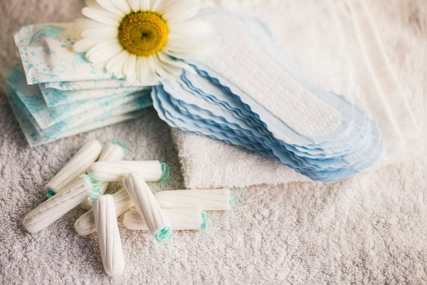 Vì lý do thuận tiện, nhiều chị em cũng hay để băng vệ sinh trong phòng tắm. Ảnh cloudfront.