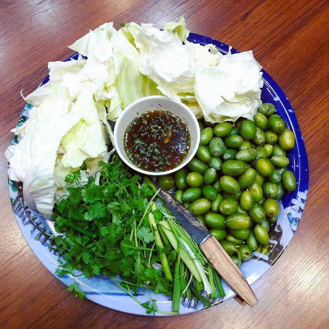 Mặc dù quả nhót có nhiều công dụng nhưng bạn không nên ăn quá nhiều vì lớp phấn bên ngoài quả nhót cứng khiến bạn ngứa họng, viêm họng nếu ăn phải. Ảnh teen1s.