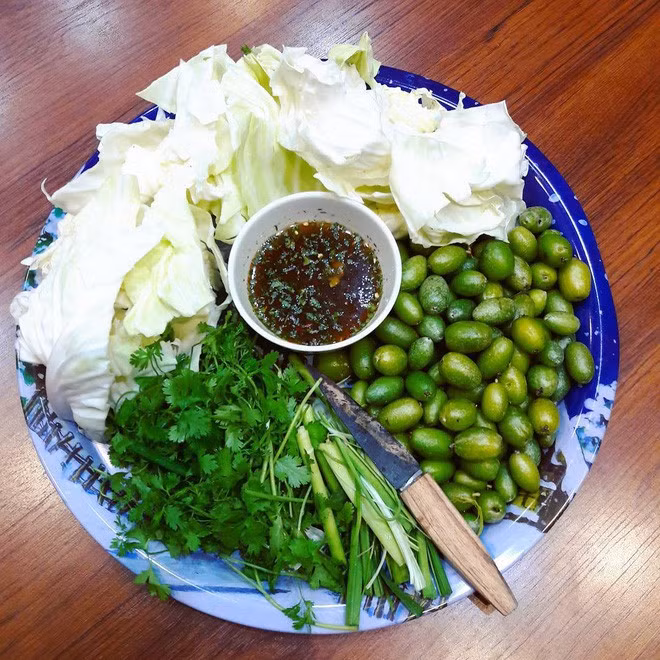 Mặc dù quả nhót có nhiều công dụng nhưng bạn không nên ăn quá nhiều vì lớp phấn bên ngoài quả nhót cứng khiến bạn ngứa họng, viêm họng nếu ăn phải. Ảnh teen1s.