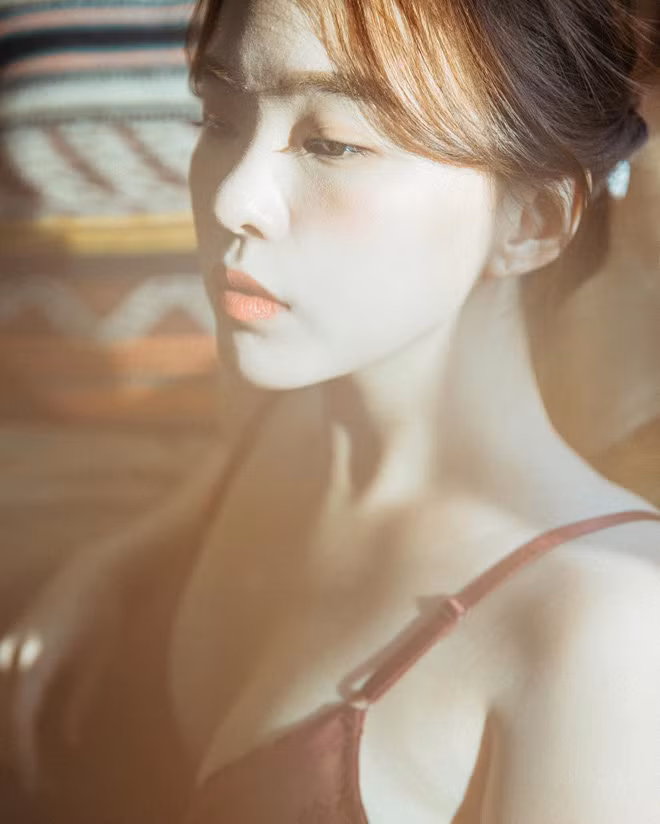 Cô gái trẻ vô cùng hoang mang khi phát hiện chị dâu ngoại tình (ảnh minh họa).