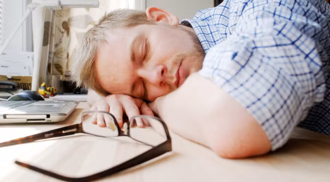 Đồng thời, ngủ gục trên bàn khiến dạ dày chịu áp lực lớn, ảnh hưởng đến chức năng tiêu hóa, gây ra các chứng đầy hơi, đầy bụng,... Ảnh: Resveralife.