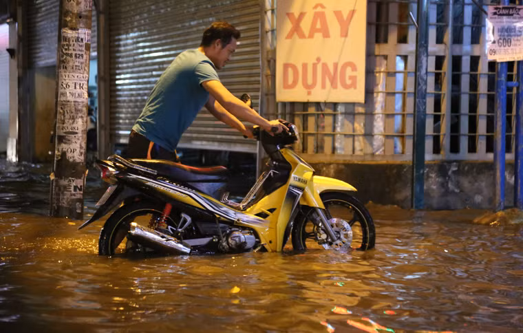 Cảnh khốn đốn của người dân trên đường trở về nhà sau cơn mưa chiều tối 26/9.