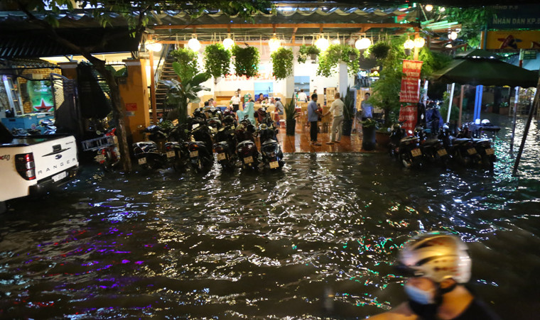 Một quán ăn chịu cảnh "thất thủ" vì mưa gây ngập.