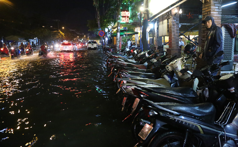 Đường ngập cũng khiến các hộ kinh doanh có nền nhà thấp trũng bị nước cuốn theo rác tràn vào mất vệ sinh, kinh doanh ế ẩm vì phải tạm ngưng để tát nước ra ngoài. 