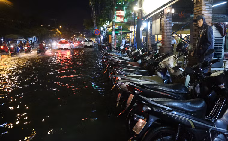 Đường ngập cũng khiến các hộ kinh doanh có nền nhà thấp trũng bị nước cuốn theo rác tràn vào mất vệ sinh, kinh doanh ế ẩm vì phải tạm ngưng để tát nước ra ngoài. 