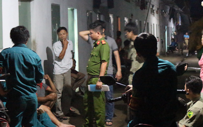  Qua nhà hàng xóm nhậu, người phụ nữ bị chồng đâm chết: Ngày 26/9, Công an tỉnh Bình Phước cho biết đang tạm giữ Thạch Lở (53 tuổi) để điều tra về hành vi giết người. Nạn nhân vụ án mạng được xác định là bà Thạch Thị Ngọc Sơn (47 tuổi, vợ Thạch Lở) và ông Thạch Lực đang bị thương nặng đang cấp cứu. Bà Sơn qua nhà hàng xóm nhậu và từ chối về nhà khi chồng qua gọi về khiến 2 bên xảy ra cai vã. Người chồng tên Thạch Lở tức giận rút hung khí đâm bà Sơn tử vong.