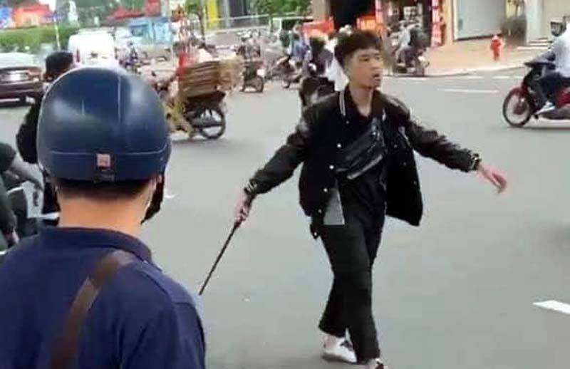  Tạm giữ hình sự thanh niên 17 tuổi đập phá xe máy ở đường Trường Chinh: Ngày 26/9, Cơ quan CSĐT Công an quận Thanh Xuân (Hà Nội) cho biết đã tạm giữ hình sự đối tượng Nguyễn Mỹ Anh (SN 2003, trú tại Khương Đình, Thanh Xuân) để điều tra hành vi “Gây rối trật tự công cộng”. Mỹ Anh được xác định là người đã đập phá chiếc xe máy và hành hung người dân trên đường Trường Chinh sau va chạm giao thông xảy ra cách đây ít ngày.