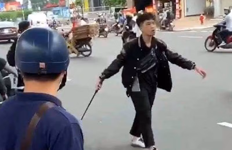  Tạm giữ hình sự thanh niên 17 tuổi đập phá xe máy ở đường Trường Chinh: Ngày 26/9, Cơ quan CSĐT Công an quận Thanh Xuân (Hà Nội) cho biết đã tạm giữ hình sự đối tượng Nguyễn Mỹ Anh (SN 2003, trú tại Khương Đình, Thanh Xuân) để điều tra hành vi “Gây rối trật tự công cộng”. Mỹ Anh được xác định là người đã đập phá chiếc xe máy và hành hung người dân trên đường Trường Chinh sau va chạm giao thông xảy ra cách đây ít ngày.